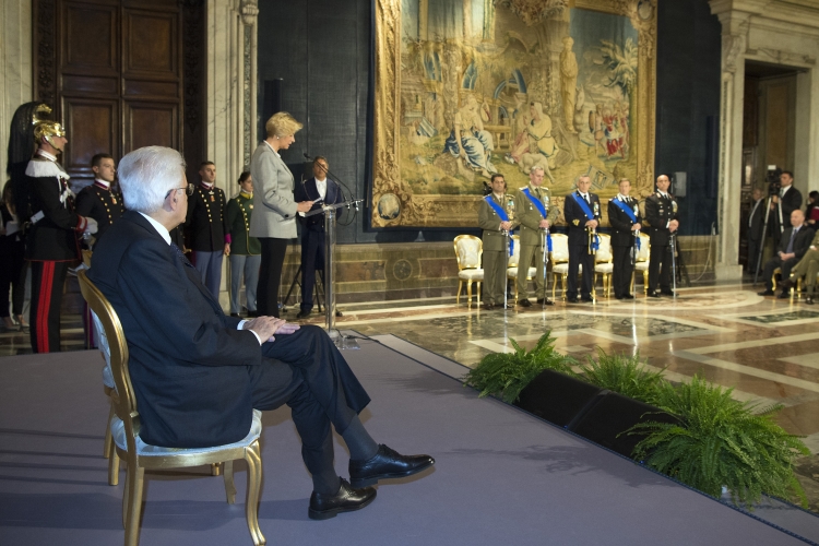 Il Presidente della Repubblica Sergio Mattarella con il Ministro della Difesa Roberta Pinotti 