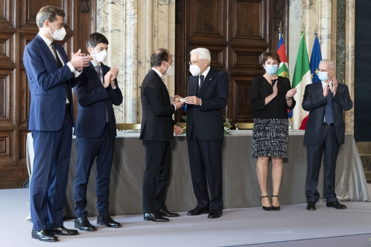 Il Presidente della Repubblica Sergio Mattarella consegna consegna il Premio biennale “Beppe Della Porta” al Prof. Enrico Tiacci dell’Università degli Studi di Perugia
