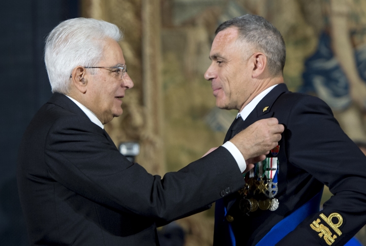Il Presidente Sergio Mattarella consegna la Croce di "Cavaliere" dell’Ordine Militare 