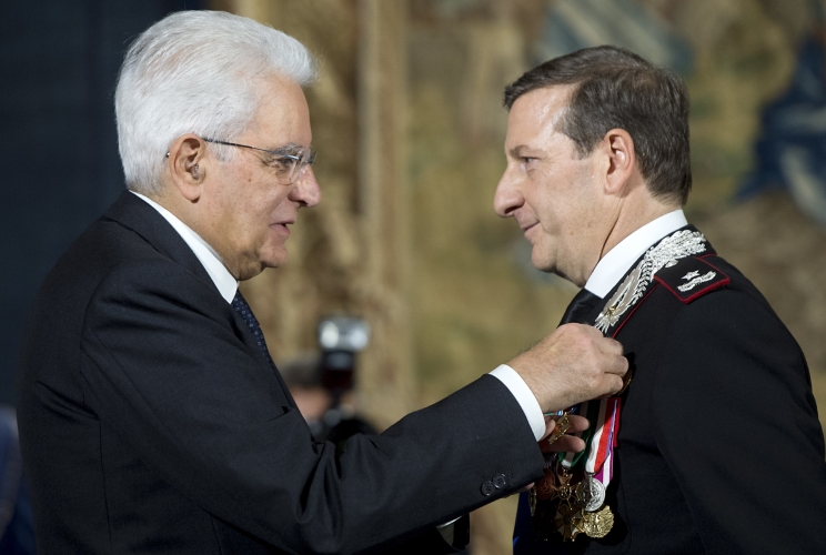 Il Presidente Sergio Mattarella consegna la Croce di "Cavaliere" dell’Ordine Militare d’Italia 
