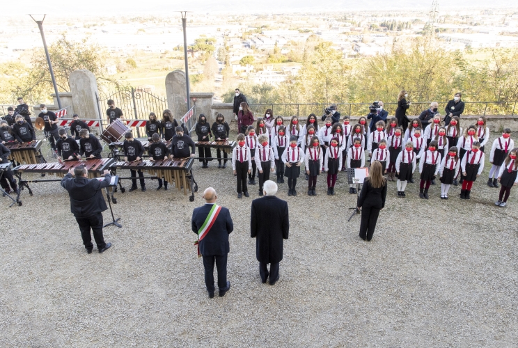 Il Presidente Sergio Mattarella assiste all'esecuzione dell’Inno nazionale da parte di una orchestra degli Istituti comprensivi Rossella Casini e Vasco Pratolini, diretta dal M° Luca Marino e dal Coro delle Voci Bianche di Firenze-Scandicci, diretto da Lucia De Caro