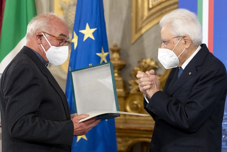 Il Presidente Sergio Mattarella consegna l'onorificenza OMRI  “motu proprio” a Don Tarcisio Moreschi