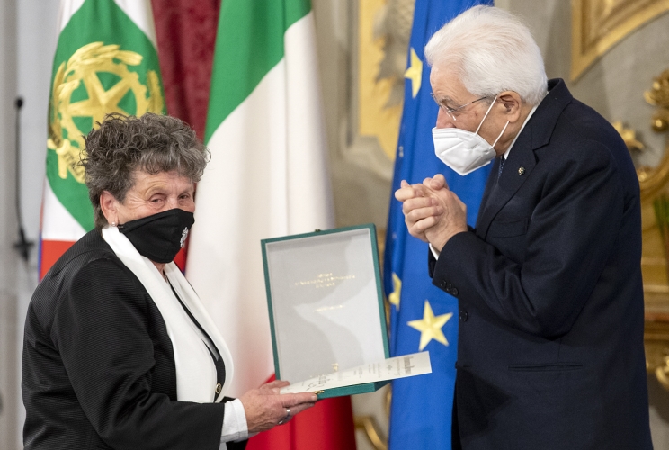 Il Presidente Sergio Mattarella consegna l'onorificenza OMRI  “motu proprio” a Fausta Pina