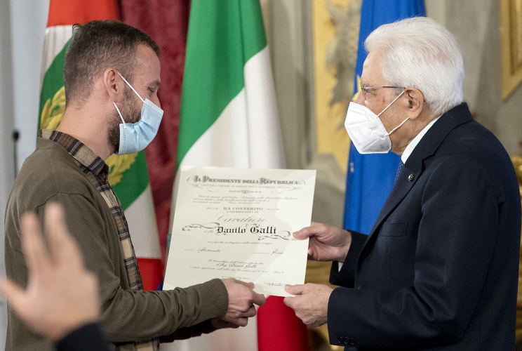 Il Presidente Sergio Mattarella consegna l'onorificenza OMRI  “motu proprio” a Danilo Galli