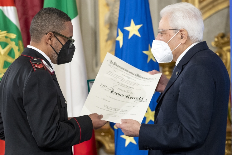 Il Presidente Sergio Mattarella consegna l'onorificenza OMRI  “motu proprio” a Rachid Berrati