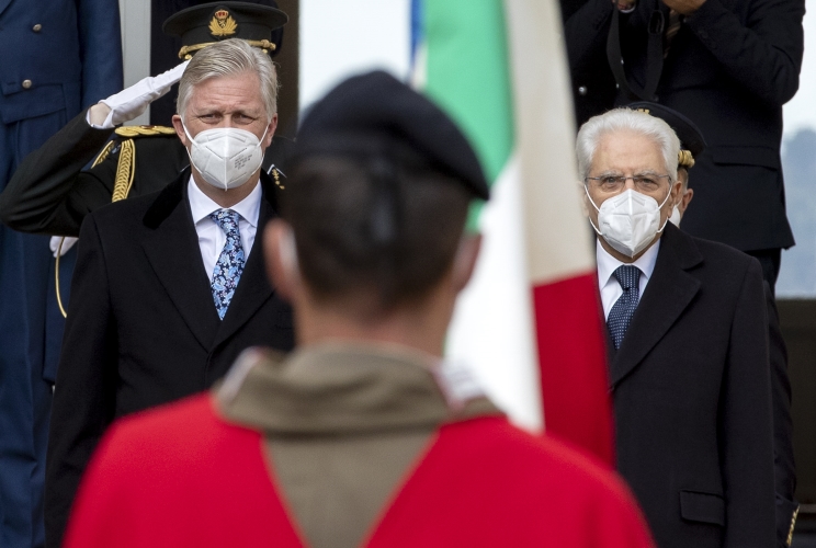Il Presidente Sergio Mattarella e S.M. il Re Filippo dei Belgi ricevono gli onori militari da parte di un reparto schierato con bandiera e banda