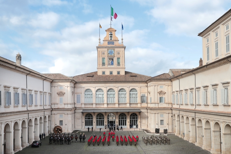 Il Presidente Sergio Mattarella e S.M. il Re Filippo dei Belgi ricevono gli onori militari da parte di un reparto schierato con bandiera e banda