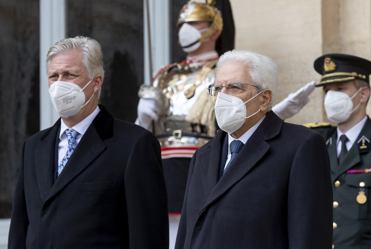 Il Presidente Sergio Mattarella e S.M. il Re Filippo dei Belgi ricevono gli onori militari da parte di un reparto schierato con bandiera e banda