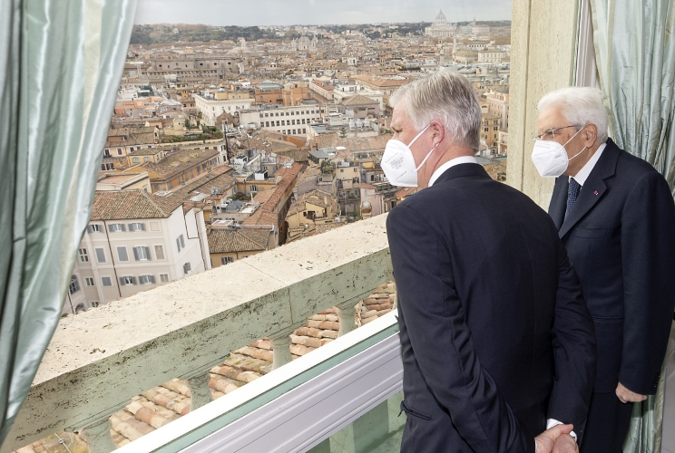 Il Presidente Sergio Mattarella e S.M. il Re Filippo dei Belgi osservano Roma dal Torrino del Quirinale