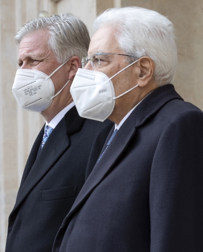 Il Presidente Sergio Mattarella e S.M. il Re Filippo dei Belgi ricevono gli onori militari da parte di un reparto schierato con bandiera e banda