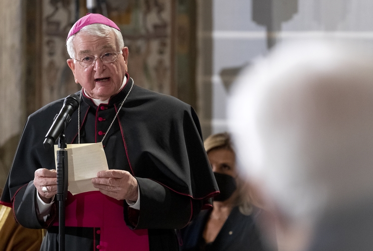 Il Presidente Sergio Mattarella nel corso dell'intervento di S.E. Rev.ma Mons. Emil Paul Tscherrig, Decano del Corpo Diplomatico-Nunzio Apostolico, in occasione della cerimonia per lo scambio degli auguri di fine anno con il Corpo Diplomatico