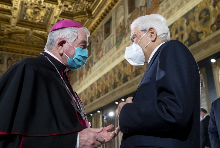 Il Presidente Sergio Mattarella con S.E. Rev.ma Mons. Emil Paul Tscherrig, Decano del Corpo Diplomatico-Nunzio Apostolico, al termine della cerimonia per lo scambio degli auguri di fine anno con il Corpo Diplomatico