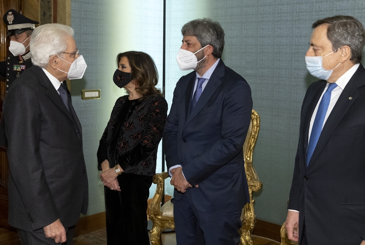 Il Presidente Sergio Mattarella saluta Maria Elisabetta Alberti Casellati, Presidente del Senato della Repubblica, Roberto Fico, Presidente della Camera dei deputati e Mario Draghi, Presidente del Consiglio dei Ministri, in occasione della cerimonia per lo scambio degli auguri di fine anno con i rappresentanti delle istituzioni, delle forze politiche e della società civile