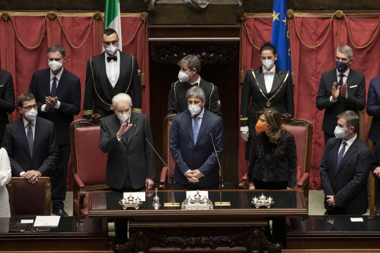Il Presidente della Repubblica Sergio Mattarella con i Presidenti di Camera e Senato in occasione della cerimonia di giuramento dinanzi al Parlamento in seduta comune 