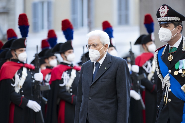 Il Presidente della Repubblica Sergio Mattarella al termine della cerimonia di giuramento passa in rassegna il reparto d'onore schierato con bandiera e banda 