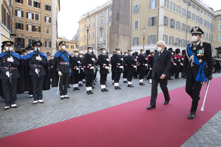 Il Presidente della Repubblica Sergio Mattarella al termine della cerimonia di giuramento passa in rassegna il reparto d'onore schierato con bandiera e banda 