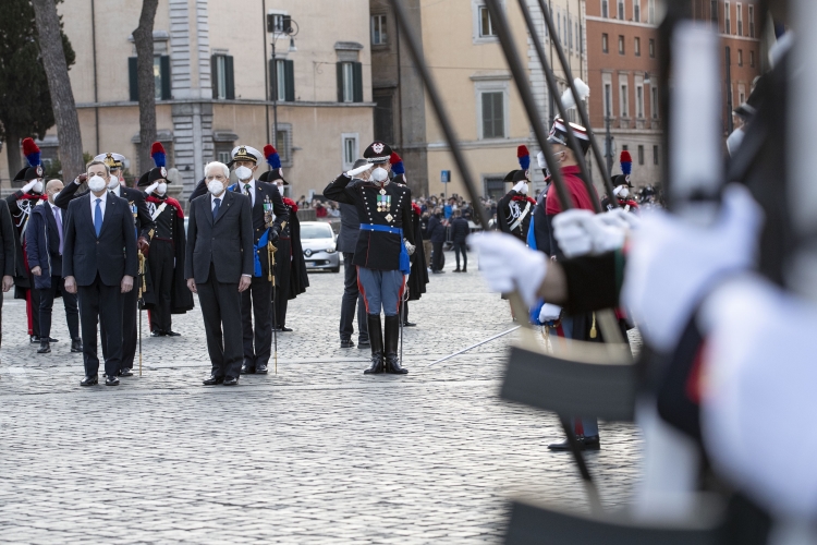 Il Presidente della Repubblica Sergio Mattarella, accompagnato dal Presidente del Consiglio Mario Draghi, passa in rassegna il reparto d'onore schierato con bandiera e banda