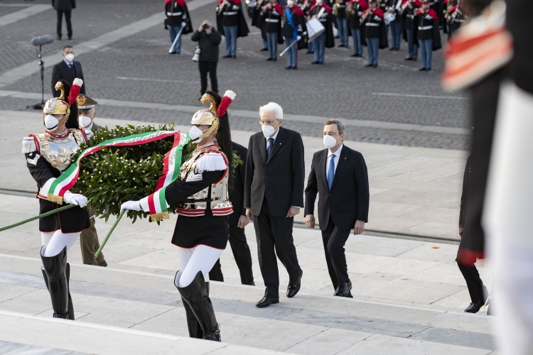 Il Presidente della Repubblica Sergio Mattarella depone una corona d'alloro sulla Tomba del Milite Ignoto all'Altare della Patria