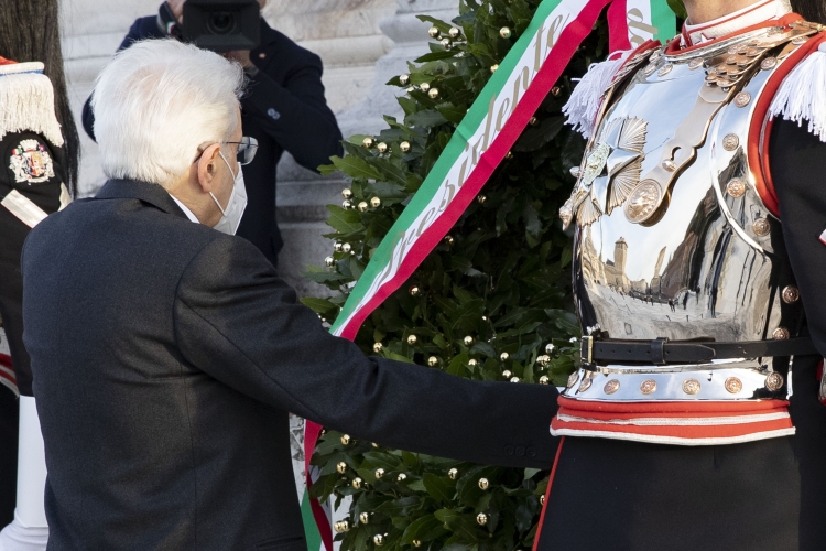 Il Presidente della Repubblica Sergio Mattarella depone una corona d'alloro sulla Tomba del Milite Ignoto all'Altare della Patria