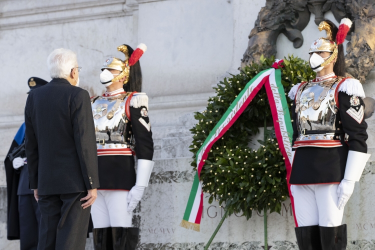 Il Presidente della Repubblica Sergio Mattarella depone una corona d'alloro sulla Tomba del Milite Ignoto all'Altare della Patria