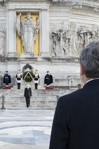 Il Presidente della Repubblica Sergio Mattarella depone una corona d'alloro sulla Tomba del Milite Ignoto all'Altare della Patria