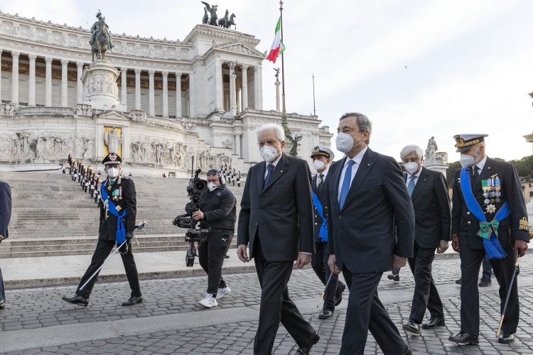 Il Presidente della Repubblica Sergio Mattarella con il Presidente del Consiglio Mario Draghi in occasione della deposizione di una corona d'alloro sulla Tomba del Milite Ignoto all'Altare della Patria