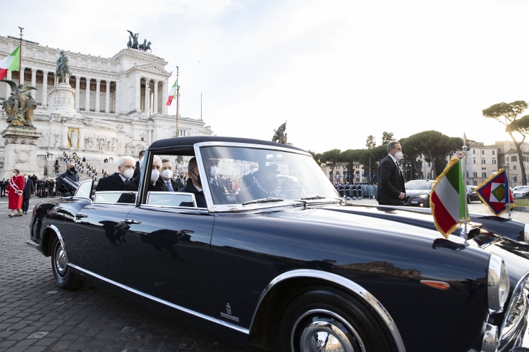 Il Presidente della Repubblica Sergio Mattarella con il Presidente del Consiglio Mario Draghi e il Segretario generale della Presidenza della Repubblica Ugo Zampetti a bordo della Lancia Flaminia 335
