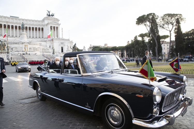 Il Presidente della Repubblica Sergio Mattarella con il Presidente del Consiglio Mario Draghi e il Segretario generale della Presidenza della Repubblica Ugo Zampetti a bordo della Lancia Flaminia 335
