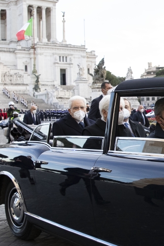 Il Presidente della Repubblica Sergio Mattarella con il Presidente del Consiglio Mario Draghi e il Segretario Generale della Presidenza della Repubblica Ugo Zampetti a bordo della Lancia Flaminia 335