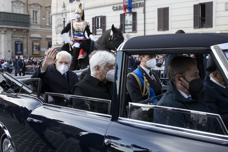 Il Presidente della Repubblica Sergio Mattarella con il Presidente del Consiglio Mario Draghi e il Segretario Generale della Presidenza della Repubblica Ugo Zampetti a bordo della Lancia Flaminia 335