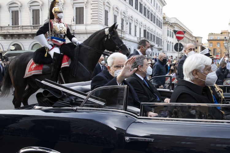 Il Presidente della Repubblica Sergio Mattarella con il Presidente del Consiglio Mario Draghi e il Segretario Generale della Presidenza della Repubblica Ugo Zampetti a bordo della Lancia Flaminia 335