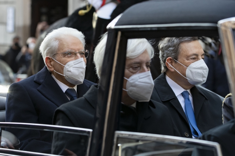 Il Presidente della Repubblica Sergio Mattarella con il Presidente del Consiglio Mario Draghi e il Segretario Generale della Presidenza della Repubblica Ugo Zampetti a bordo della Lancia Flaminia 335