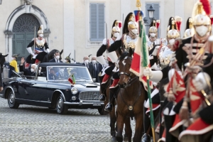 Il Presidente della Repubblica Sergio Mattarella a bordo della Lancia Flaminia al suo arrivo al Palazzo del Quirinale per la cerimonia di insediamento 