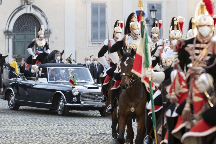 Il Presidente della Repubblica Sergio Mattarella a bordo della Lancia Flaminia al suo arrivo al Palazzo del Quirinale per la cerimonia di insediamento 