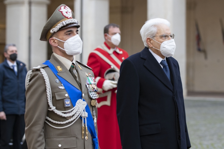 Il Presidente della Repubblica Sergio Mattarella passa in rassegna un reparto di formazione interforze in occasione della cerimonia di insediamento
