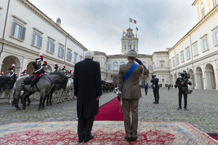 Il Presidente della Repubblica Sergio Mattarella passa in rassegna un reparto di formazione interforze in occasione della cerimonia di insediamento
