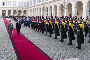 Il Presidente della Repubblica Sergio Mattarella passa in rassegna un reparto di formazione interforze in occasione della cerimonia di insediamento

