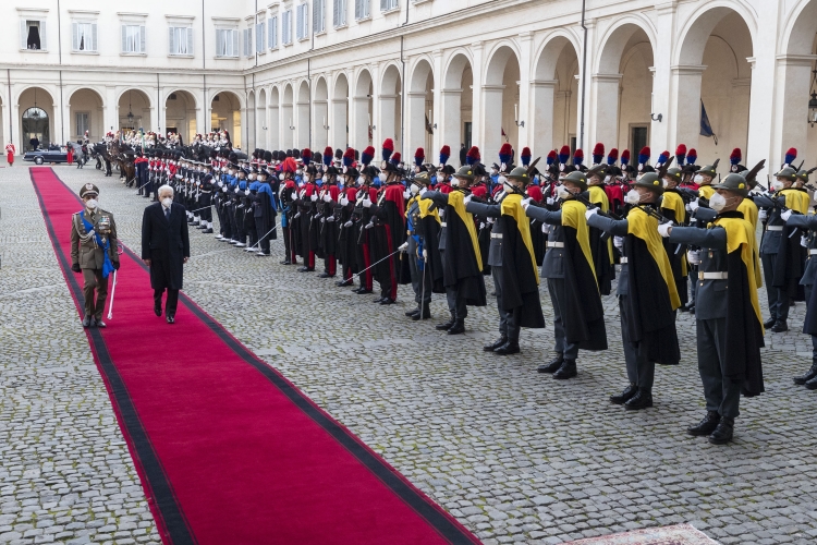 Il Presidente della Repubblica Sergio Mattarella passa in rassegna un reparto di formazione interforze in occasione della cerimonia di insediamento
