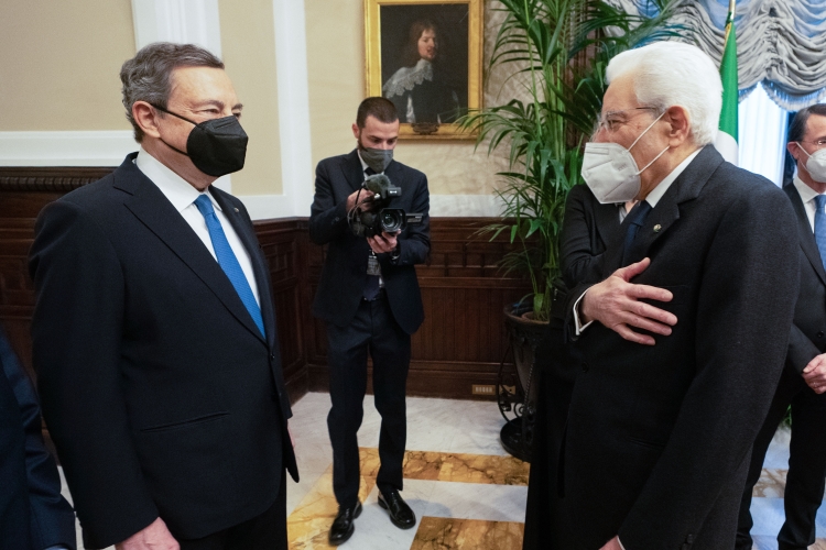 Il Presidente della Repubblica Sergio Mattarella,saluta il Presidente del Consiglio Mario Draghi in occasione della cerimonia di insediamento
