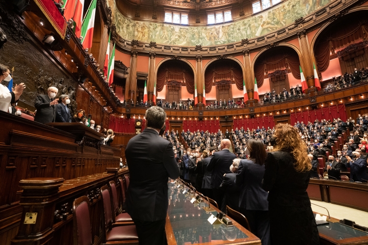 Il Presidente della Repubblica Sergio Mattarella con i Presidenti di Camera e Senato in occasione della cerimonia di giuramento dinanzi al Parlamento in seduta comune
