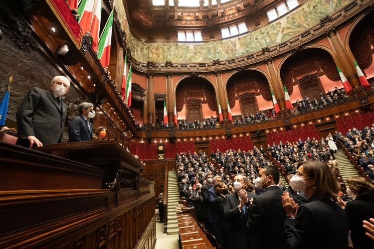 Il Presidente della Repubblica Sergio Mattarella con i Presidenti di Camera e Senato in occasione della cerimonia di giuramento dinanzi al Parlamento in seduta comune
