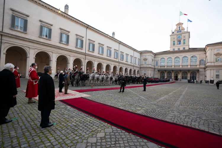 Il Presidente della Repubblica Sergio Mattarella passa in rassegna un reparto di formazione interforze in occasione della cerimonia di insediamento
