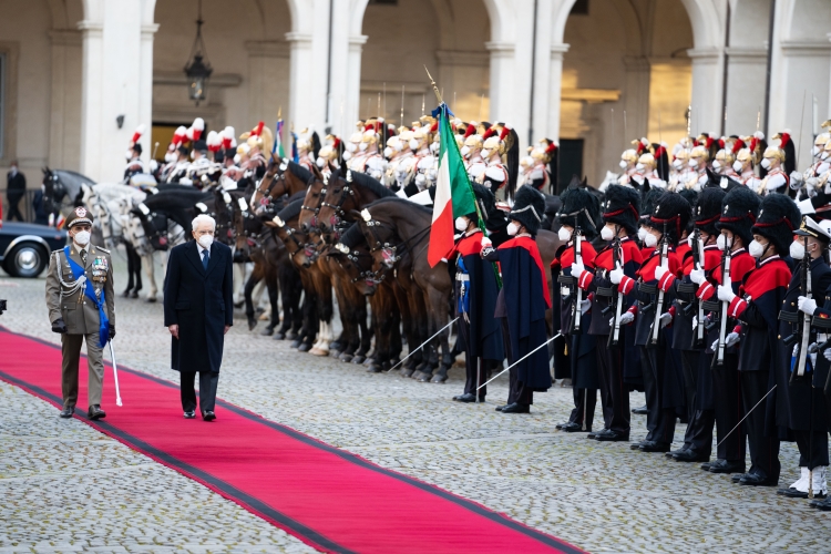 Il Presidente della Repubblica Sergio Mattarella passa in rassegna un reparto di formazione interforze in occasione della cerimonia di insediamento
