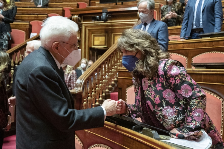 Il Presidente della Repubblica Sergio Mattarella saluta Donatella Schürzel, Vice Presidente vicario nazionale dell’Associazione Nazionale Venezia Giulia e Dalmazia,in occasione della Celebrazione del Giorno del Ricordo delle Foibe e dell’Esodo Giuliano-Dalmata
