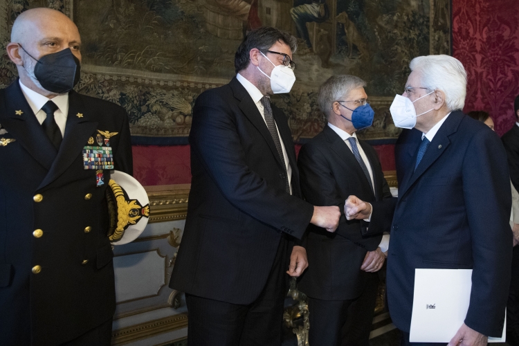 Il Presidente Sergio Mattarella con Giancarlo Giorgetti Ministro dello Sviluppo Economico e con Ammiraglio Giuseppe Cavo Dragone, Capo di Stato Maggiore della Difesa, in occasione del Consiglio Supremo di Difesa
