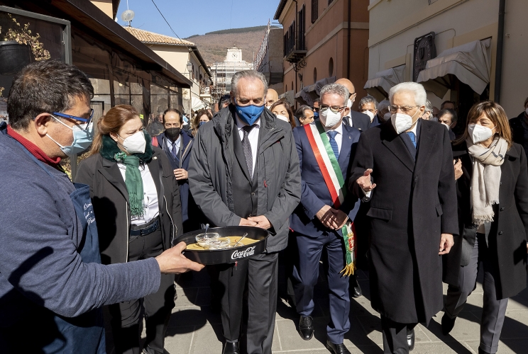 Il Presidente Sergio Mattarella nel corso della visita a Norcia