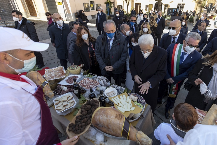 Il Presidente Sergio Mattarella nel corso della visita a Norcia