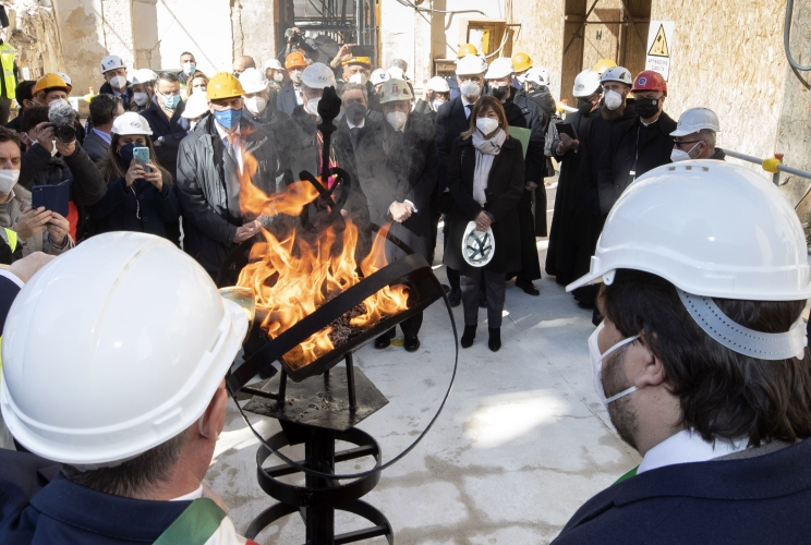 Il Presidente Sergio Mattarella assiste alla cerimonia di accensione della fiaccola di San Benedetto, nel corso della visita a Norcia