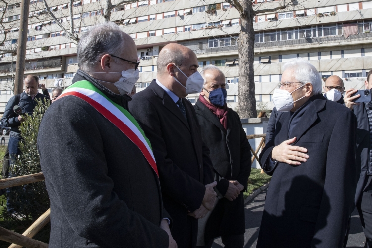 Il Presidente della Repubblica Sergio Mattarella saluta Matteo Piantedosi Prefetto di Roma,Nicola Zingaretti, Presidente della Regione Lazio, Roberto Gualtieri, Sindaco della Città Metropolitana di Roma, in occasione dell’inaugurazione del nuovo campo di calcio a 11 all’interno del Centro Sportivo Valentina Venanzi, denominato “Campo dei Miracoli”, nell’ambito dell’iniziativa Calciosociale Italia.

