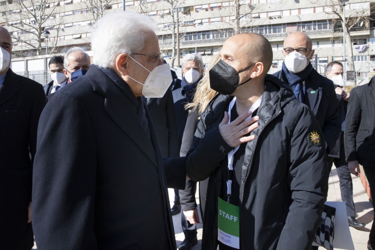 Il Presidente della Repubblica Sergio Mattarella a Corviale,saluta Massimo Vallati, Coordinatore di Calciosociale Italia, in occasione dell’inaugurazione del "Campo dei Miracoli", nuovo campo di calcio a 11, nell’ambito dell’iniziativa Calciosociale Italia.
